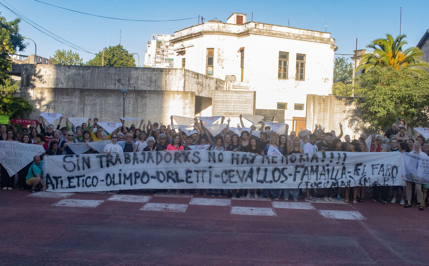 Un abrazo para proteger el ex Olimpo | En defensa del espacio de memoria