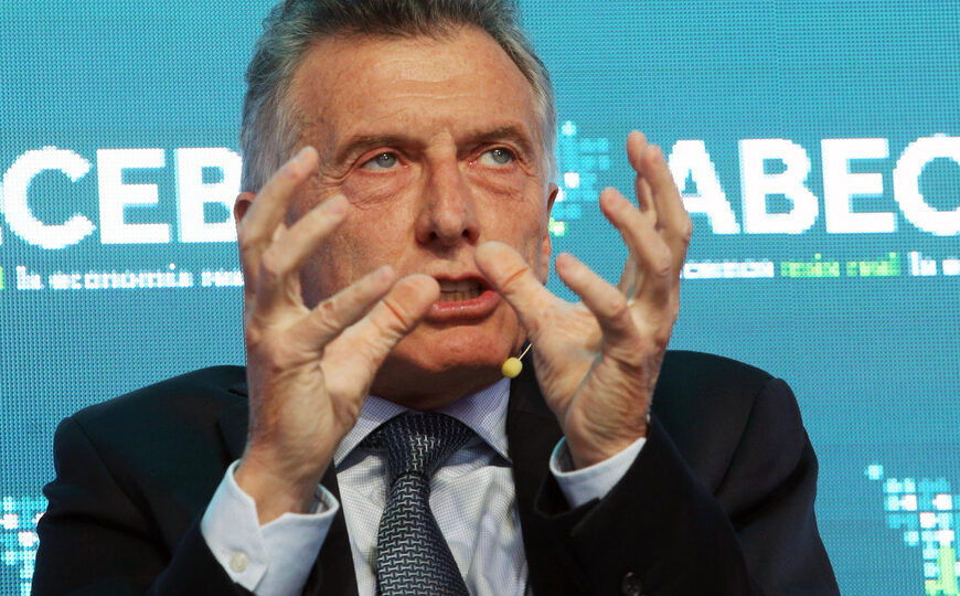 Mauricio Macri confesó haber golpeado a un yerno: “No me gustó como sonrió” | El niño Mauricio sufre de celos