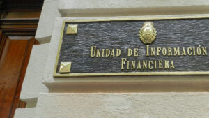 La doble jugada del Gobierno en la UIF:…