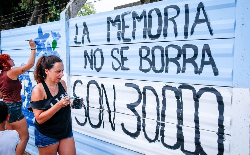 H.I.J.O.S. volvió a pintar el mural en San Isidro