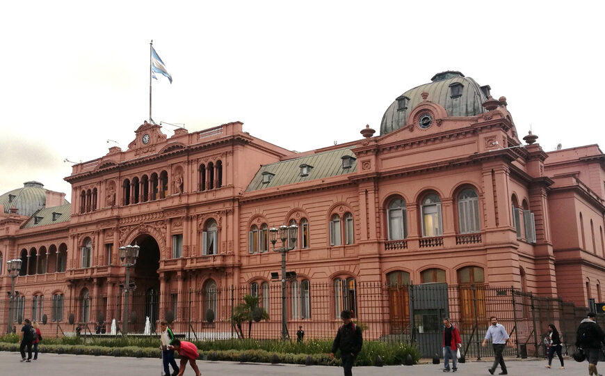 Una megaencuesta del Gobierno para tantear el terreno: ¿los argentinos soportarían un régimen autoritario? | Extrañas y preocupantes preguntas de Casa Rosada