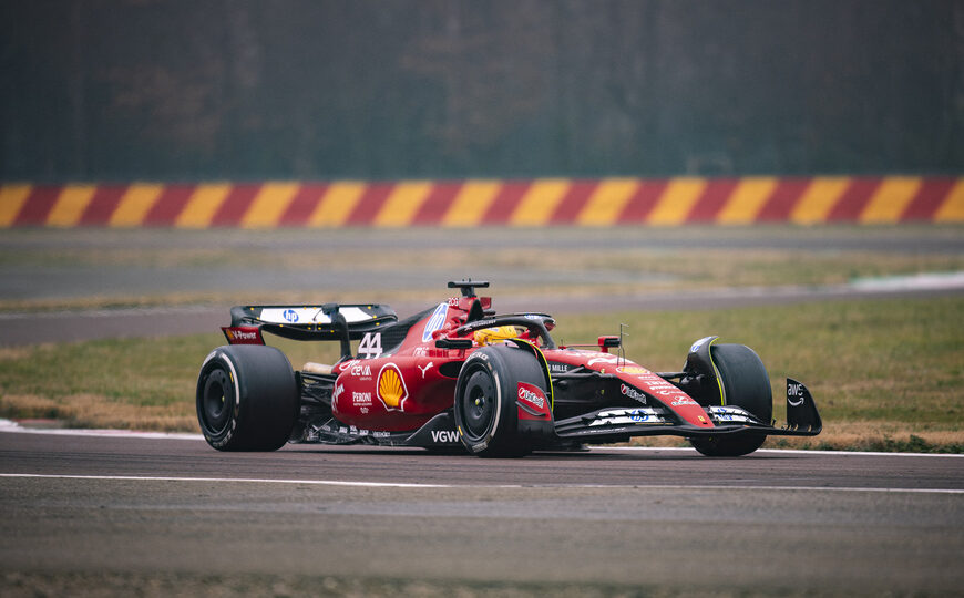 Hamilton probó por primera vez una Ferrari | El británico se subió al modelo 2023 en el circuito de Fiorano