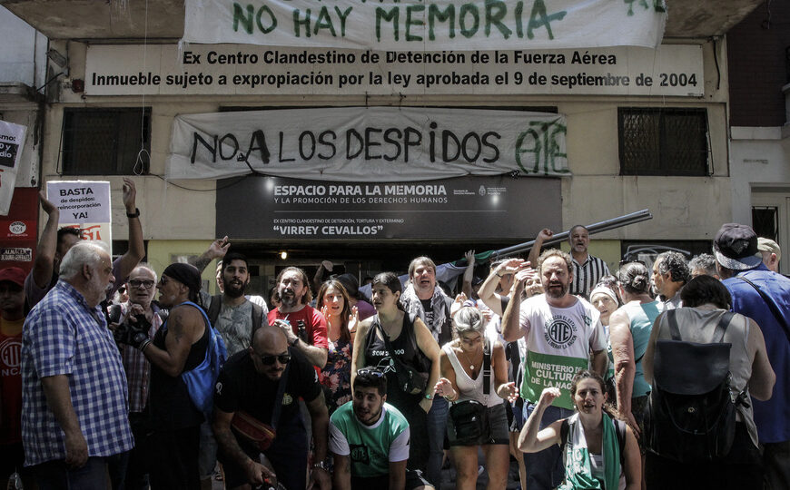 Un abrazo en defensa de los sitios de memoria | En Virrey Cevallos, el gobierno despidió a todos sus trabajadores