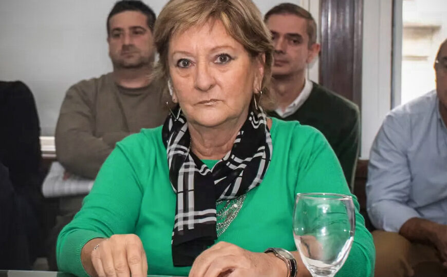 En medio de las llamas, renunció…