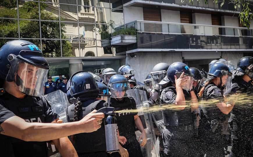 Gases, palos y mordaza para los trabajadores estatales  | Un operativo antiprotesta les impidió manifestar frente al despacho de Pettovello 