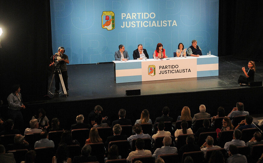 Cristina Kirchner pone primera en el PJ | Reunión en la sede de Matheu con la cabeza en las elecciones