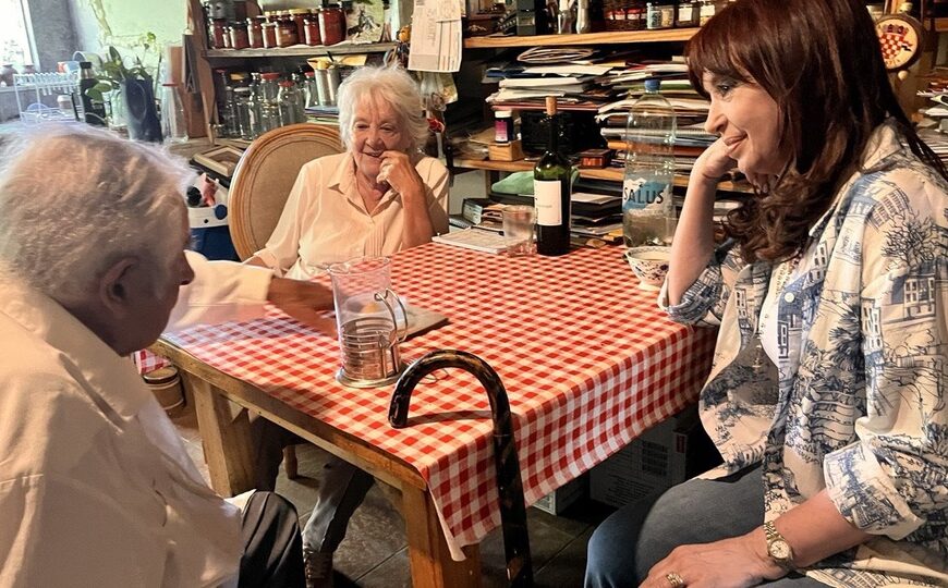 Cristina visitó a Pepe Mujica: “Encuentro de dos viejos amigos en tono de despedida” | Cálida reunión en la chacra de Montevideo