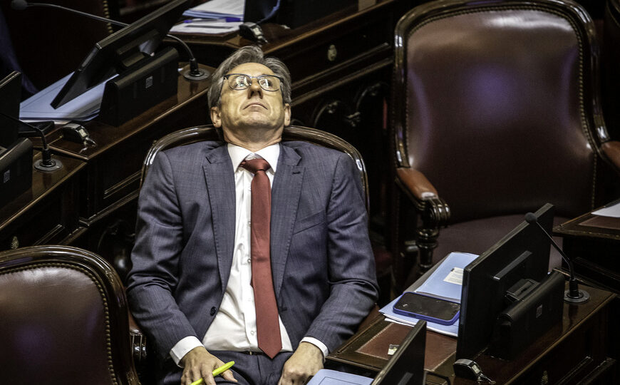 Más presionado que senador radical | Las llamadas de Gobierno para que la UCR vote contra de investigar al presidente Milei