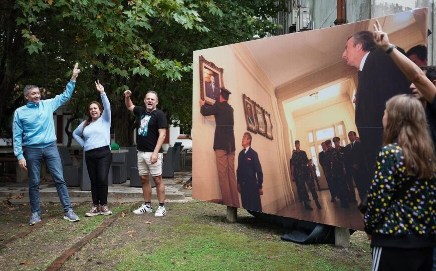 Repusieron en la exESMA la imagen de Néstor Kirchner bajando el cuadro de Videla…