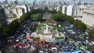 Masiva marcha frente al Congreso, sin represión y…