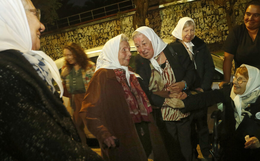 Celebración con la palabra amor | Las Madres de Plaza de Mayo festejaron sus 48 años