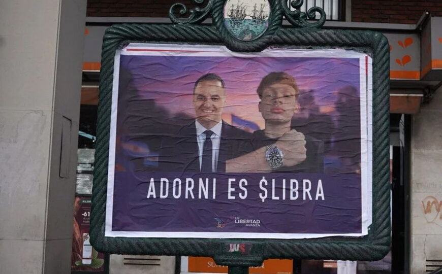 “Adorni es $Libra” y “Adorni es represión”: los afiches que aparecieron contra el vocero y candidato | Elecciones legislativas en CABA