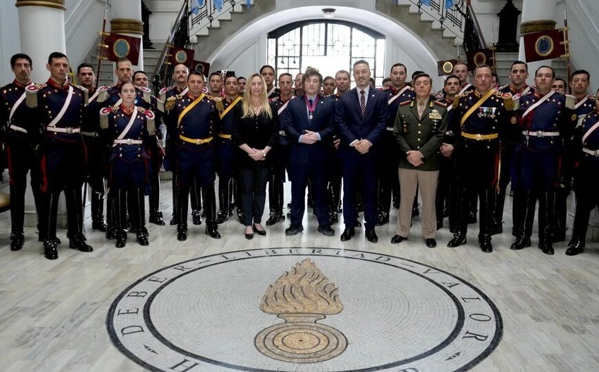 Un presidente obsesionado con las medallitas | Milei, “granadero honorífico”