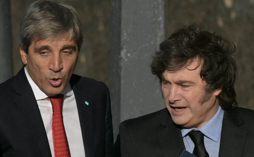 Caputo insulta al periodismo mientras pone el ojo en los ahorros en dólares | Declaraciones del ministro de Economía