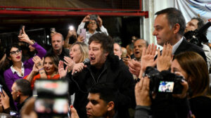 Con insultos para Santoro, Milei se rebaja a…