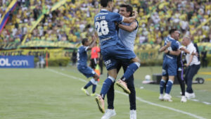 Racing goleó a Bucaramanga y es el único…