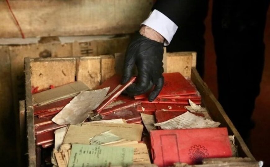 Hallan cajas con material nazi en el archivo de la Corte Suprema: habían llegado en 1941 | Pasaportes, propaganda y fichas de afiliados