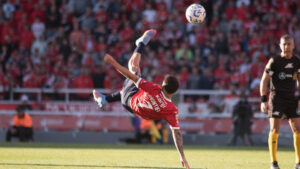 Video: el golazo de chilena de Montiel para…