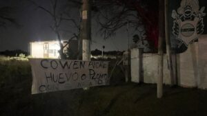 “Huevo o plomo”: aparecieron mensajes amenazantes contra el…