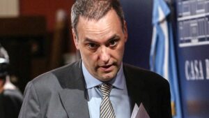 Adorni suma a su campaña el odio antimigrante  …