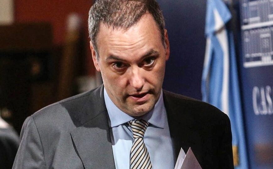 Adorni suma a su campaña el odio antimigrante   | Bomba de humo trumpista del vocero y candidato