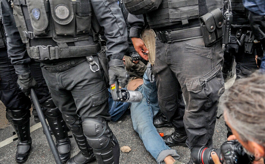 Un manual para prevenir los gases, los palazos y las cacerías de la Policía de Bullrich  | La represión del Gobierno, bajo la lupa