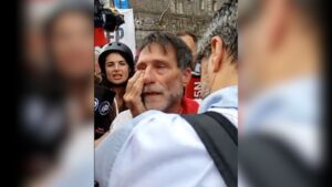 La policía gaseó al padre Francisco “Paco” Olveira en…