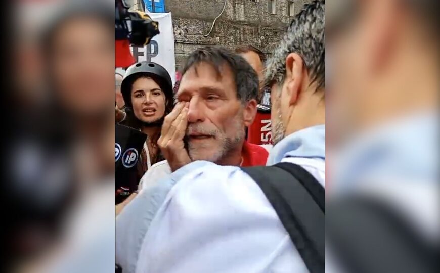 La policía gaseó al padre Francisco “Paco” Olveira en la marcha de jubilados | La represión de cada miércoles
