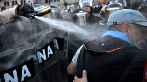 Otro miércoles de represión a jubilados frente al…