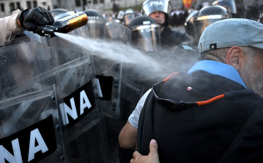 Otro miércoles de represión a jubilados frente al Congreso | CFK asistió a heridos en el Instituto Patria