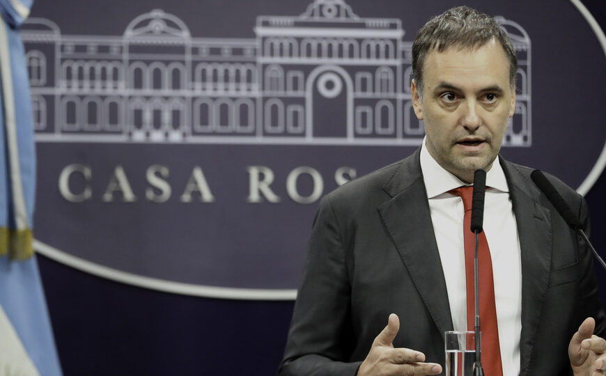Adorni postergó su anuncio para habilitar el uso de “dólares del colchón” | Culpó “al kirchnerismo”
