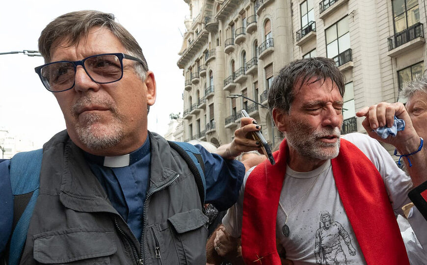 No al maltrato y a la represión | Condena a la violencia contra jubilados, curas y religiosos