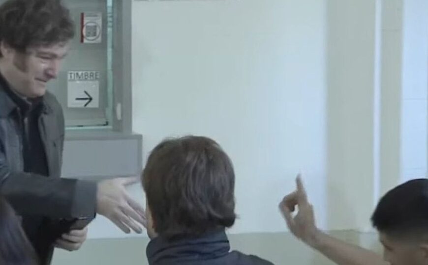El incómodo momento de Milei: un fiscal de mesa se negó a saludarlo | Elecciones CABA 2025
