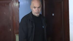 El no saludo a Milei, el microfonazo, un…