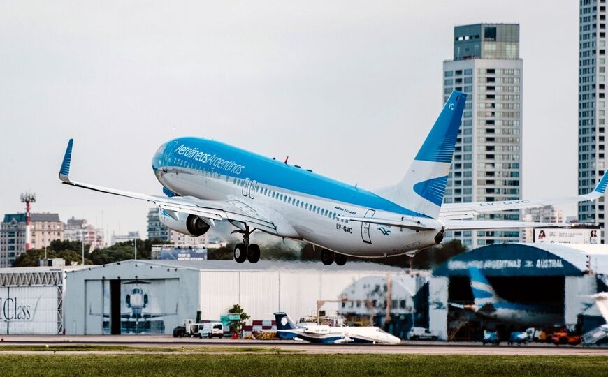 El Gobierno eliminó la obligación de tener trabajadores argentinos en vuelos nacionales | Modificación del Código Aeronáutico