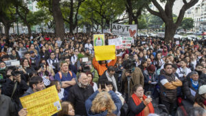 Velas en defensa del hospital Garrahan y contra el…