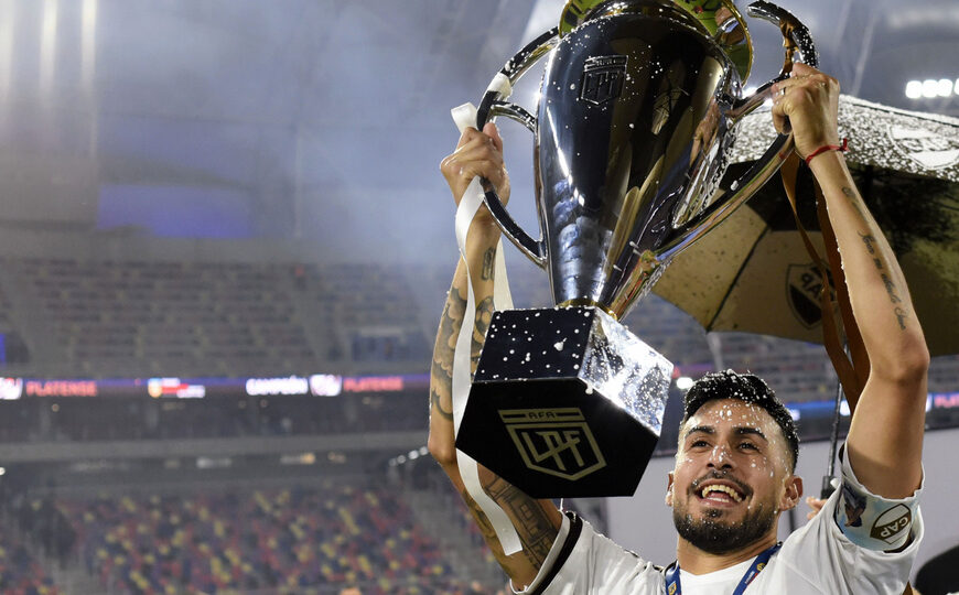 Platense, el (otro) equipo del Papa Francisco | La camiseta del nuevo campeón tiene la imagen del Pontífice fallecido