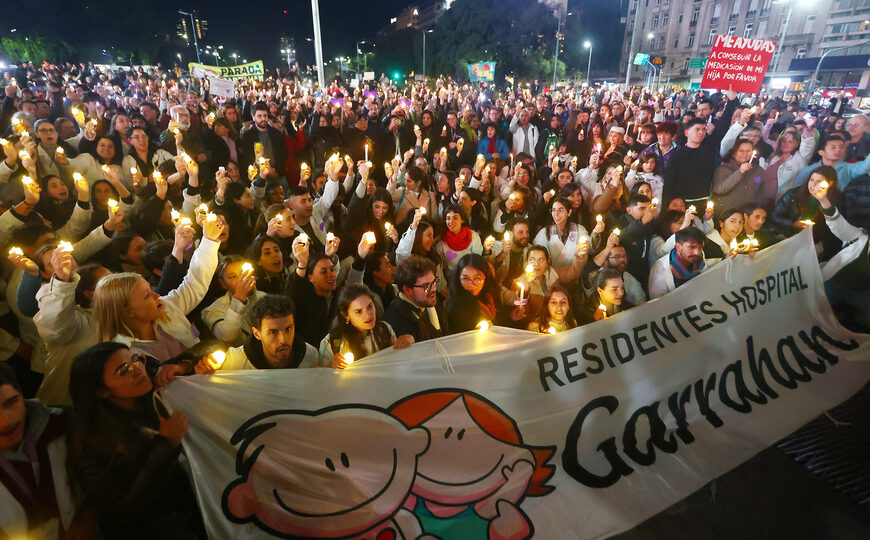 “Noche de velas” del Garrahan, una procesión en defensa de la salud pública | A la espera de que se formalice la oferta del Gobierno