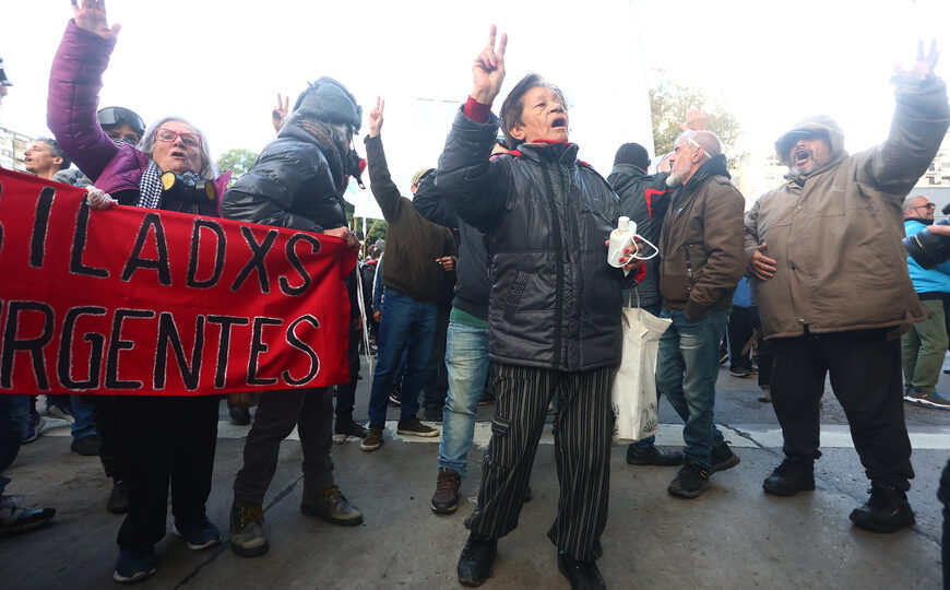 Las protestas que crecen por abajo contra el ajuste de Milei se unificarán frente al Congreso | Médicos, personas con discapacidad, científicos, universitarios y Ni Una Menos marcharán con los jubilados