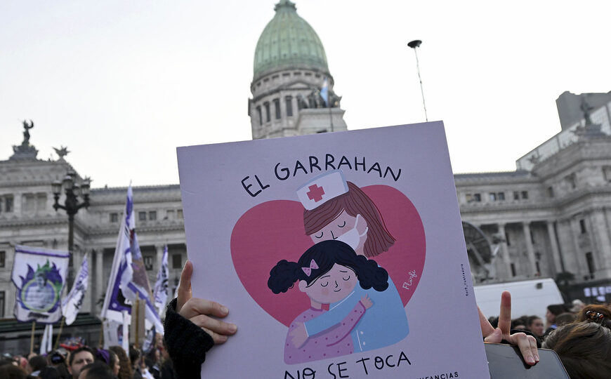 Garrahan: los residentes levantaron provisoriamente el paro, pero el resto de la planta refuerza las medidas