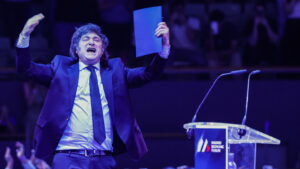 Milei cantó “Panic Show”, gritó “muerte al socialismo”…