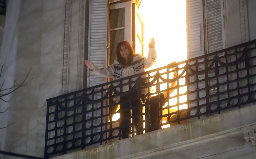 Cristina Kirchner o la nueva Meca del peronismo | Por el departamento de la expresidenta desfilan militantes, simpatizantes y dirigentes del PJ