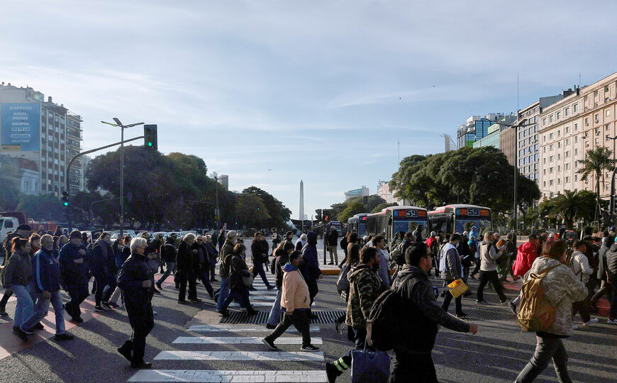 Un pedido por Cristina en la marcha de los jubilados | Caminaron desde el Congreso hasta Plaza de Mayo para sumarse al reclamo del Garrahan y el Posadas