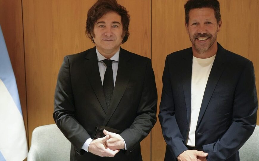 El servilismo del Cholo y un video miserable con Milei