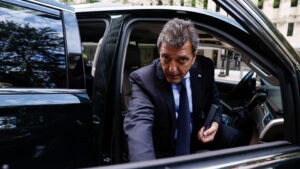 Sergio Massa se mueve en silencio y refuerza su…