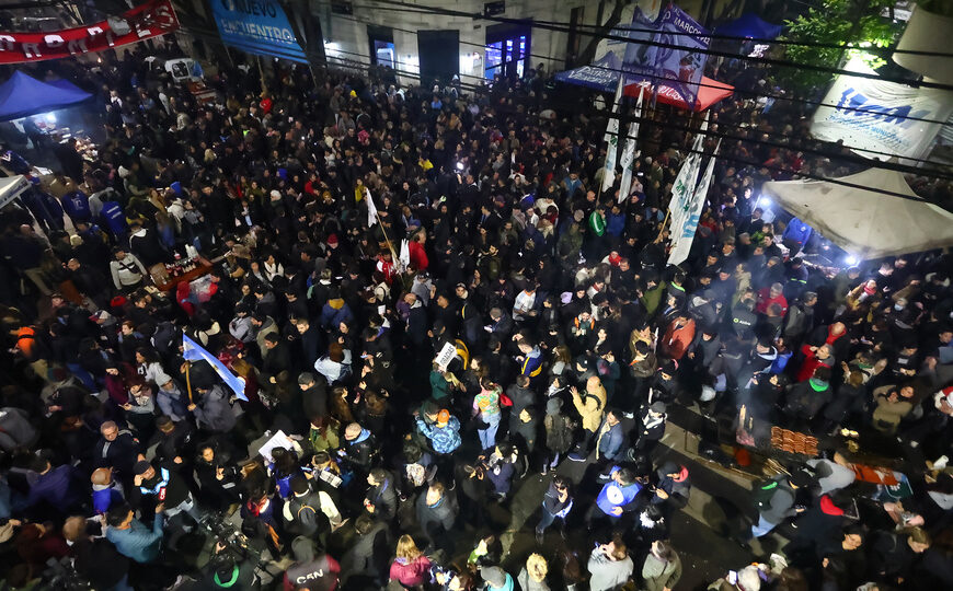 Con frío, lluvia o de madrugada: el aguante de los incondicionales de Cristina | Las voces de la vigilia militante frente al departamento de Constitución