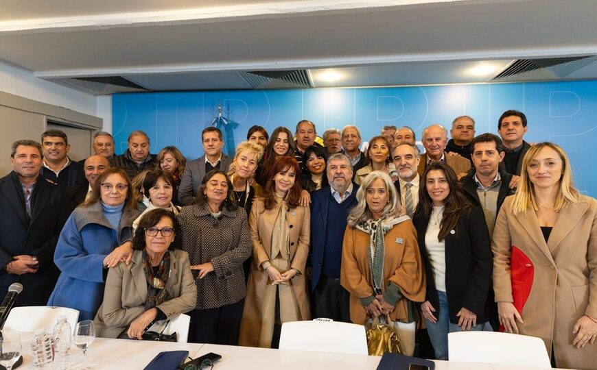 Cómo se organiza el plan de lucha para enfrentar la proscripción de Cristina Kirchner | Los cónclaves en la sede del PJ y el armado de la caravana a Comodoro Py