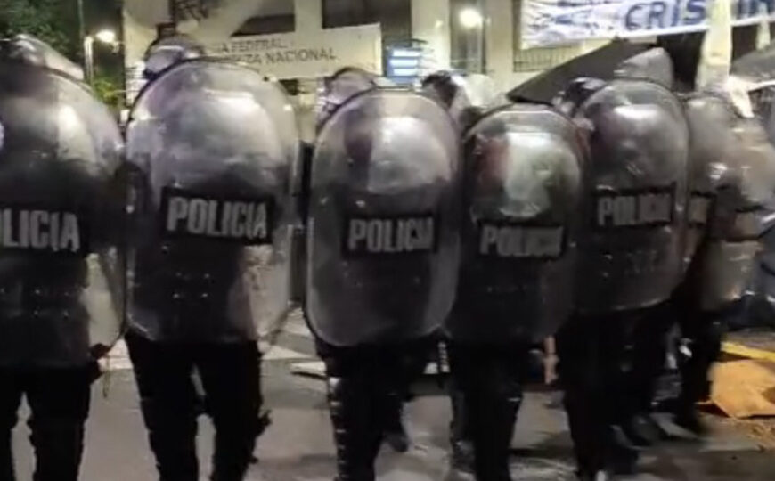 La Policía de la Ciudad desalojó a quienes acampaban frente al departamento de Cristina Kirchner | En un violento operativo durante la madrugada