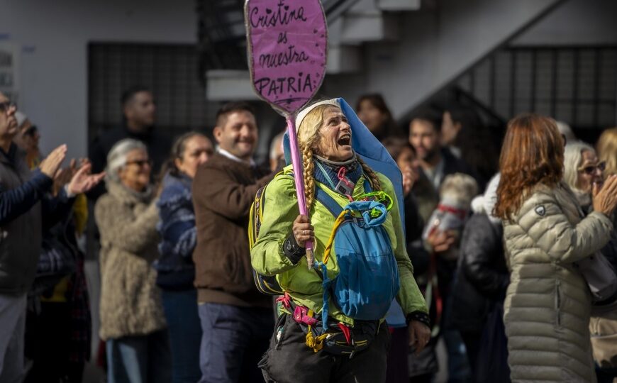 “Ella siempre estuvo con nosotros y no la vamos a dejar sola” | Tras el desalojo de la Policía, la militancia regresó al departamento de CFK