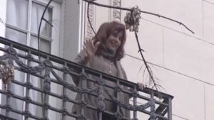 Cristina Kirchner salió esta tarde al balcón y…